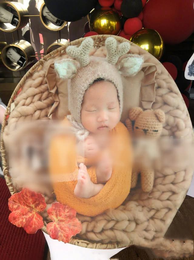                     原创            邹市明冉莹颖为三胎儿子办百日宴，孩子随母姓模样首曝光像父亲