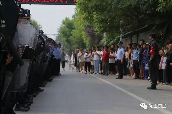 颍上警方出动200名警力对涉恶团伙住地进行搜查