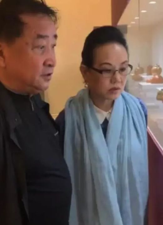 68岁姜昆近照,与贵气妻子罕见同框亮相,结婚42年仍恩爱如初