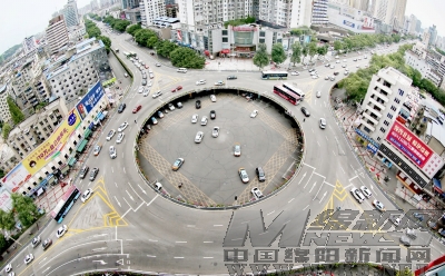 与此同时,科委立交桥左转,从桃园路口方向过来,上桥,往安昌桥走就叫