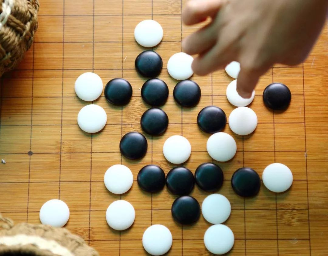 棋乐无穷",奕棋可陶冶情操,抒发意境,修身养性,生慧增智……围棋以其