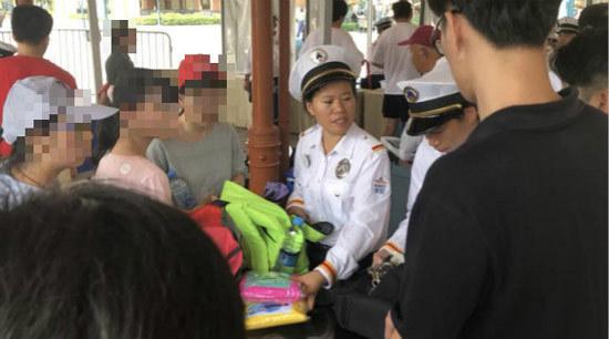 浦东消保委:上海迪士尼不接受调解 坚持翻包检