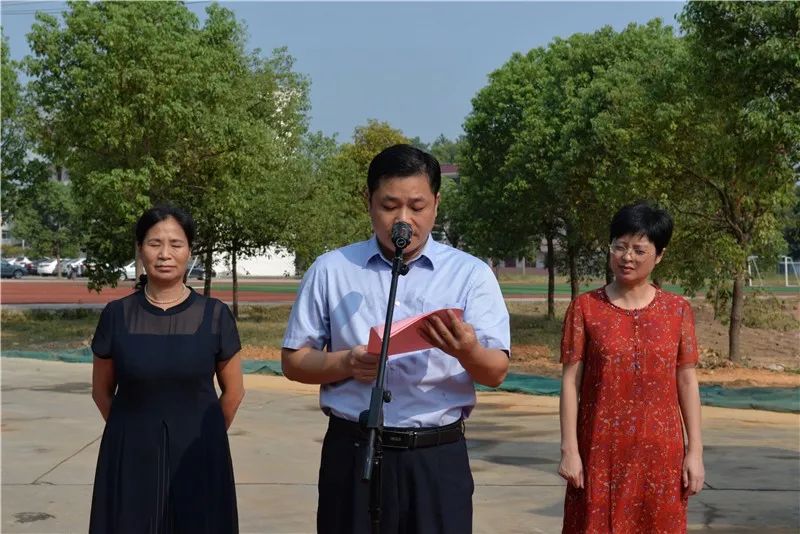 县委常委,宣传部部长曾森在兴国六中埠头校区揭牌仪式上作了讲话