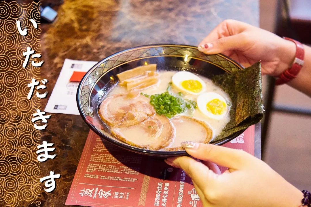 这家日式食堂的招牌豚骨拉面,连汤底都被我喝光光