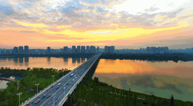 通德大桥,遂宁人习惯叫它涪江三桥,它是遂宁城区两岸重要的交通孔道