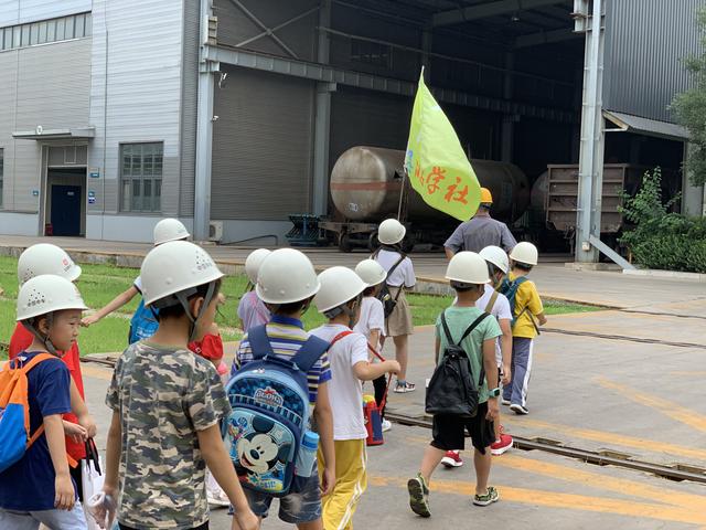 原创小学生研学旅行深入工厂车间 探究石家庄历史 动手拼装火车头模型