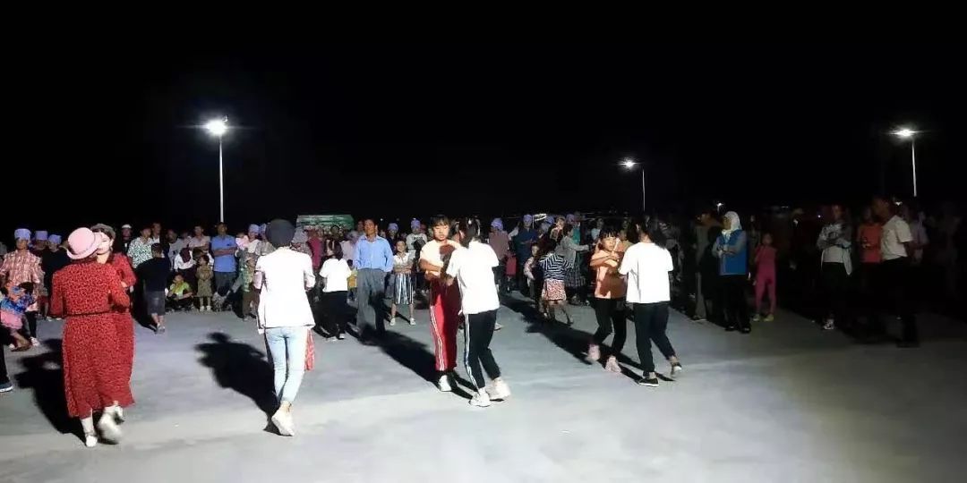 【民生】马高庄乡沟摊村书记带领村民跳起广场舞,农村