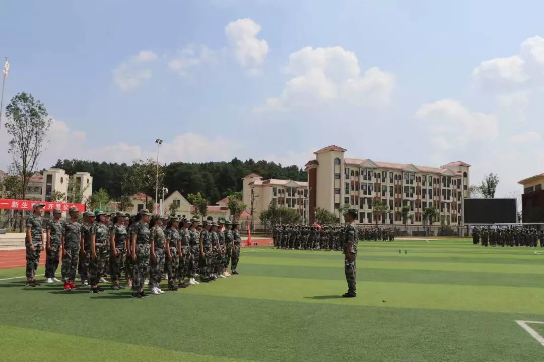 新学期伊始,南湖实验中学迎来了新生军训,他们以刻苦的精神开启高中