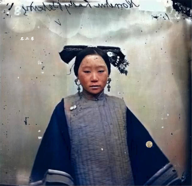 上色老照片:镜头下百年前的满族女子,图4新娘颜值