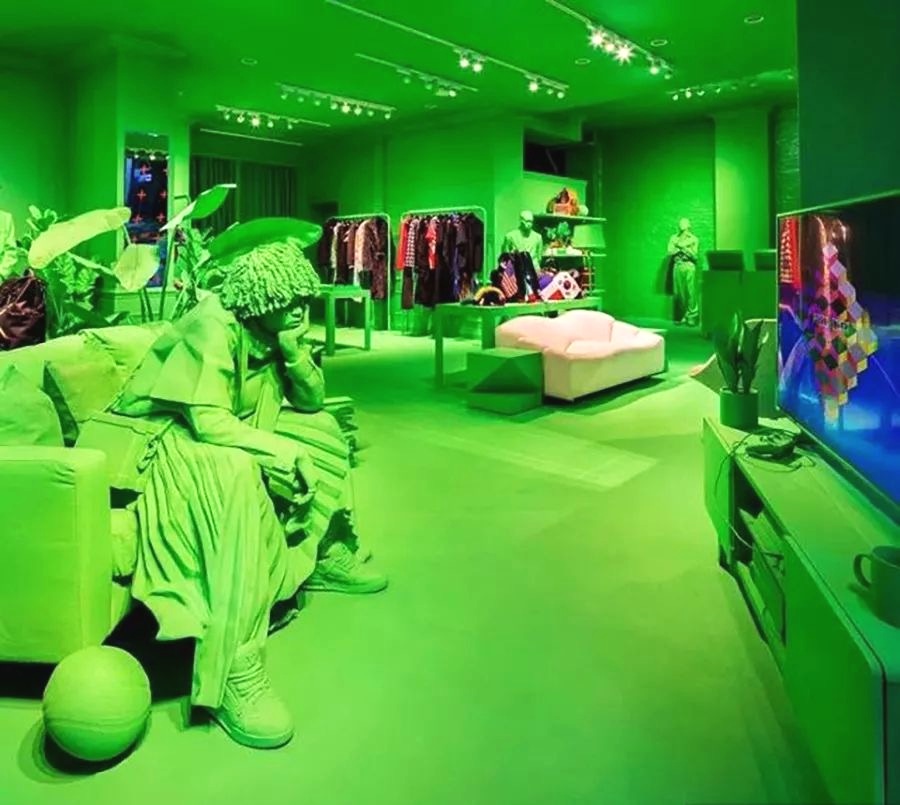 所呈现的 2019 秋冬男装纽约快闪店以强烈视觉冲击力的绿色为主色调