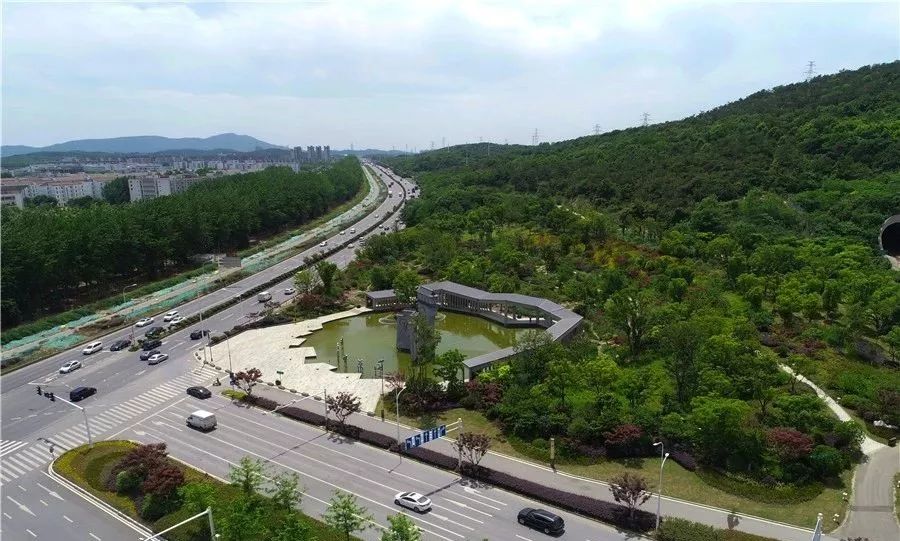 图片来源|南京建设红枫路一期已按照城市主干道规格建成通车,栖霞大道