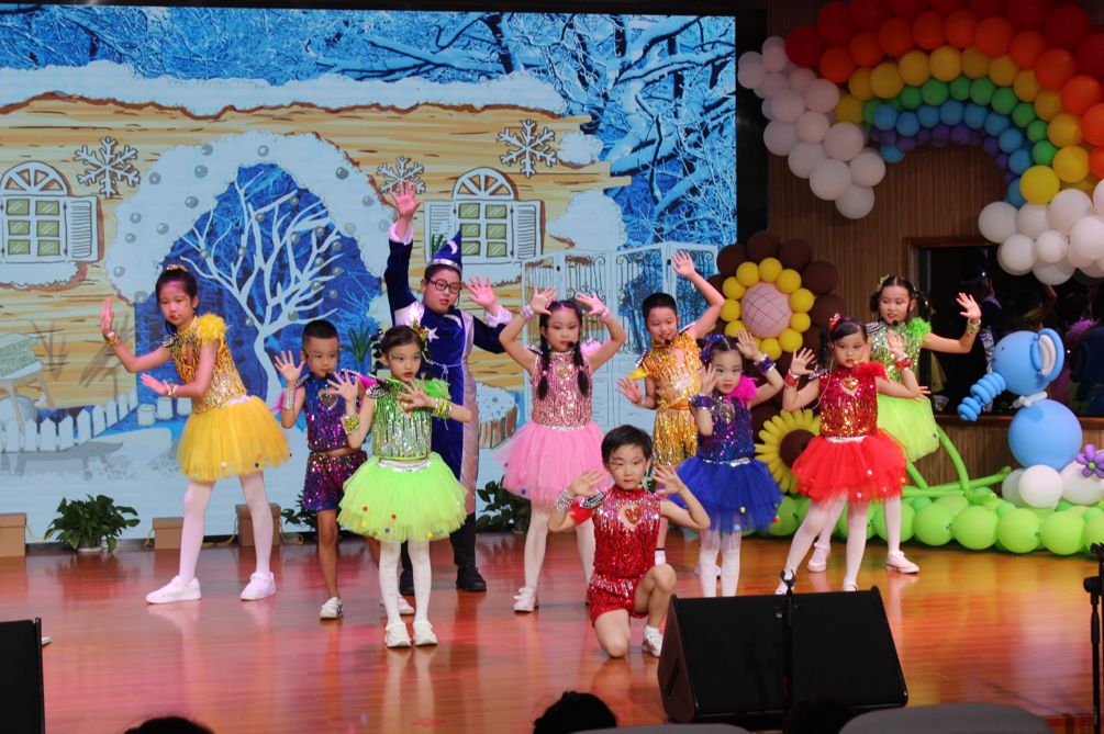 ▲警营小铃铛暑托班带来的舞蹈《为梦想时刻准备着》和儿童剧“最美的礼