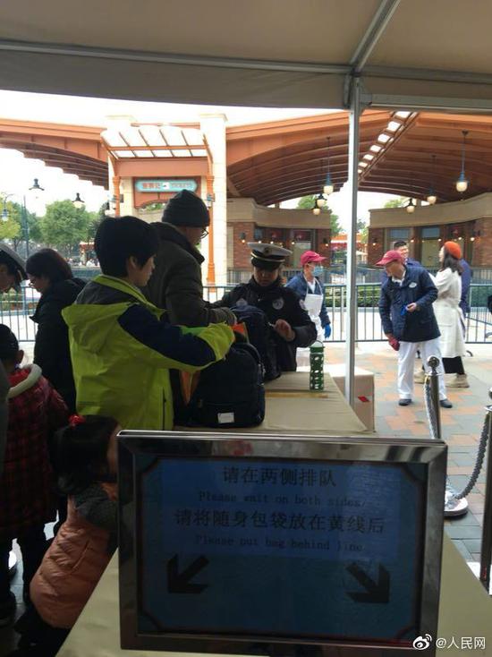 浦东消保委:上海迪士尼不接受调解 坚持翻包检