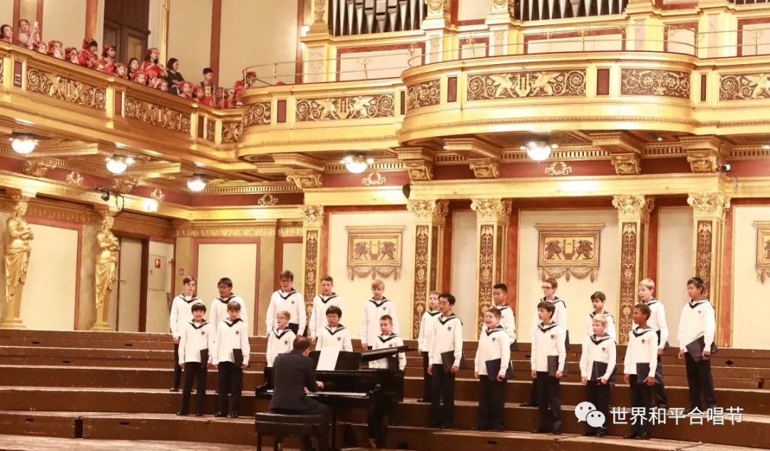 德阳市实验小学校红蜻蜓合唱团穿上哈尼族服装在世界舞台唱响中国旋律