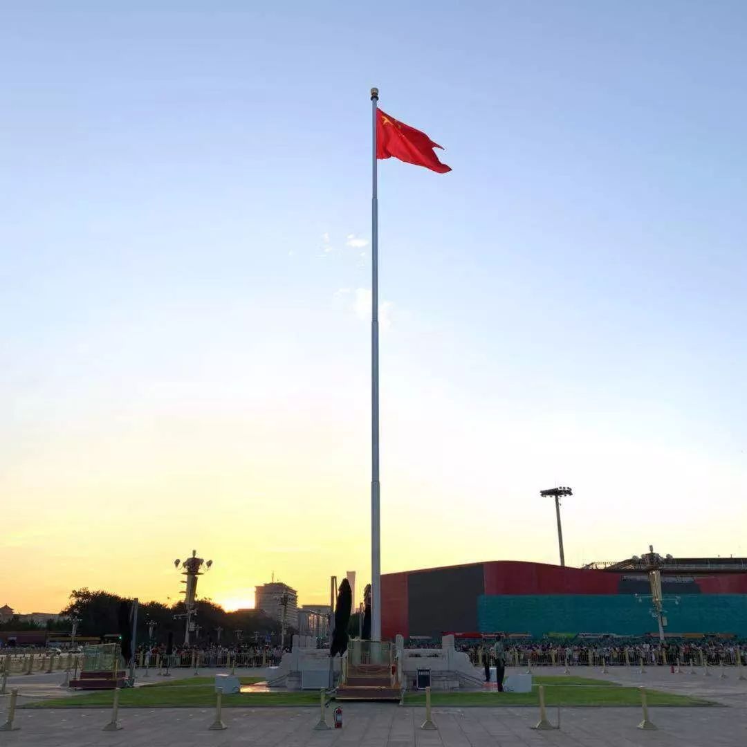 丝路大v观看升国旗仪式 感受中国人民爱国情怀