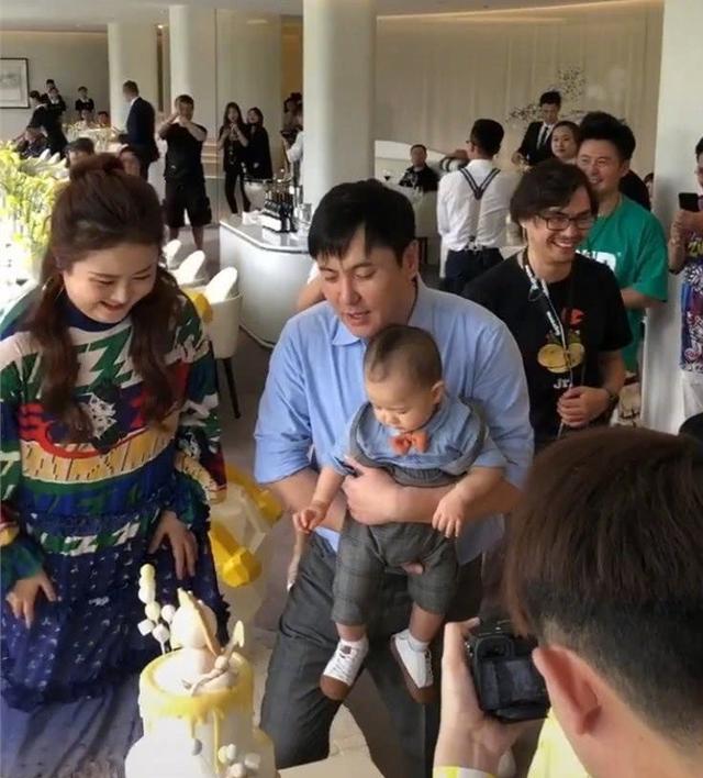 沈腾的老婆王琦在结婚生子后就鲜少露面,此次现身则明显的胖了不少