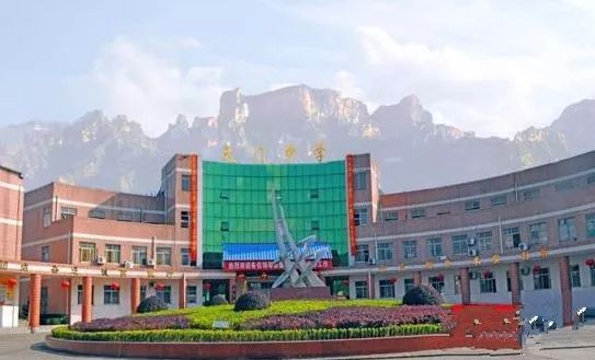 化示范工程 :①冠军2号公馆商住开发项目;②张家界天门中学教学楼工程