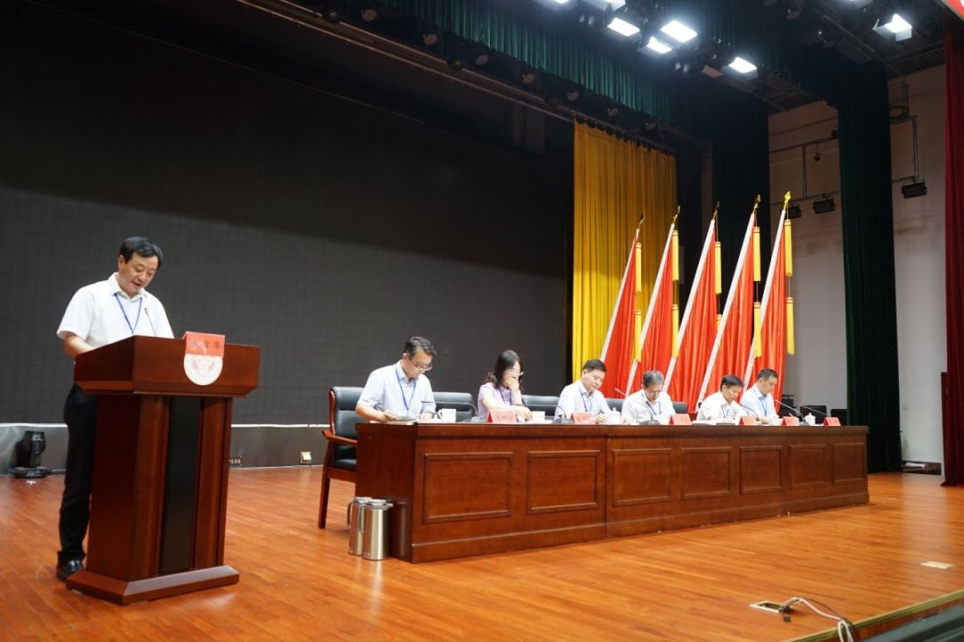 (黄仁云校长作发言)一年来,我市教体系统围绕目标任务,坚持科学谋划