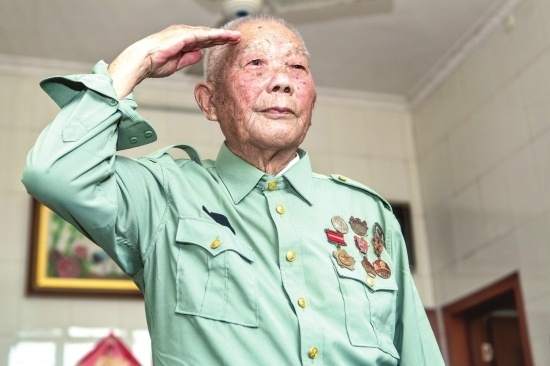 92岁老兵参加过多场战役回老家多年才讲述自己经历