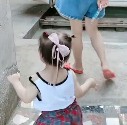                     “小吃货宝宝”被亲妈套路火了，一公里“油耗”仅需一根雪糕