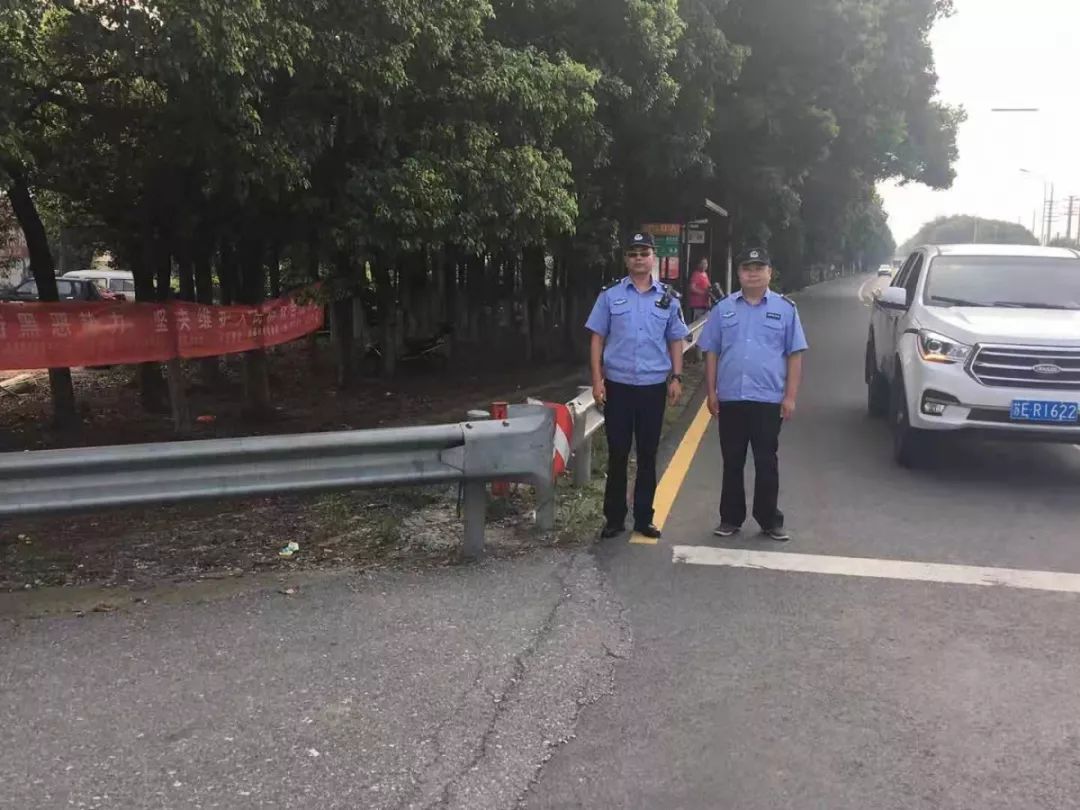 当水蜜桃遇上执法小哥义虞路上出现了这一幕