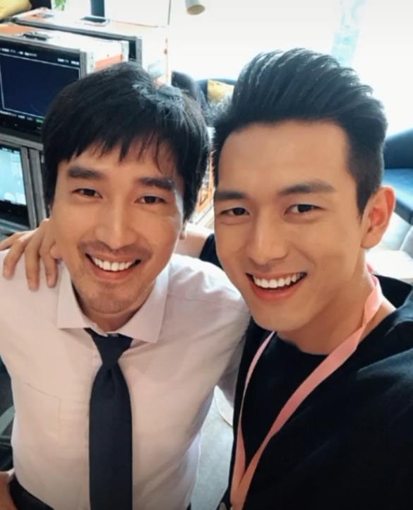 李现与众多男星合照,看到这对比,网友:不愧是"现男友"
