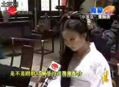 强吻扒内衣_美女被男子强吻扒衣服