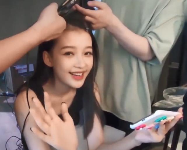 孙怡直播做头发,却意外被手机壳抢镜,网友:仙女必备!