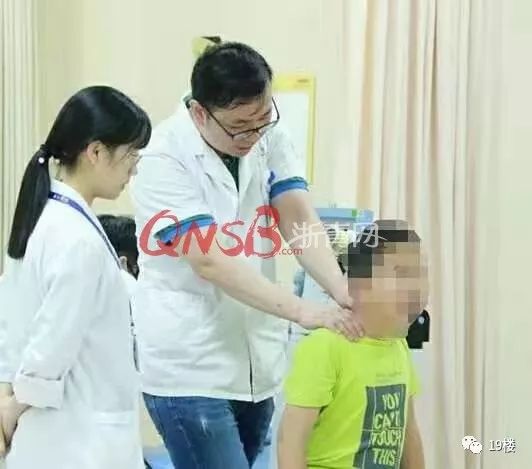                     妈妈急疯！暑假过完杭州10岁男孩突然站不直了！医生：现代孩子十有八九有这问题！