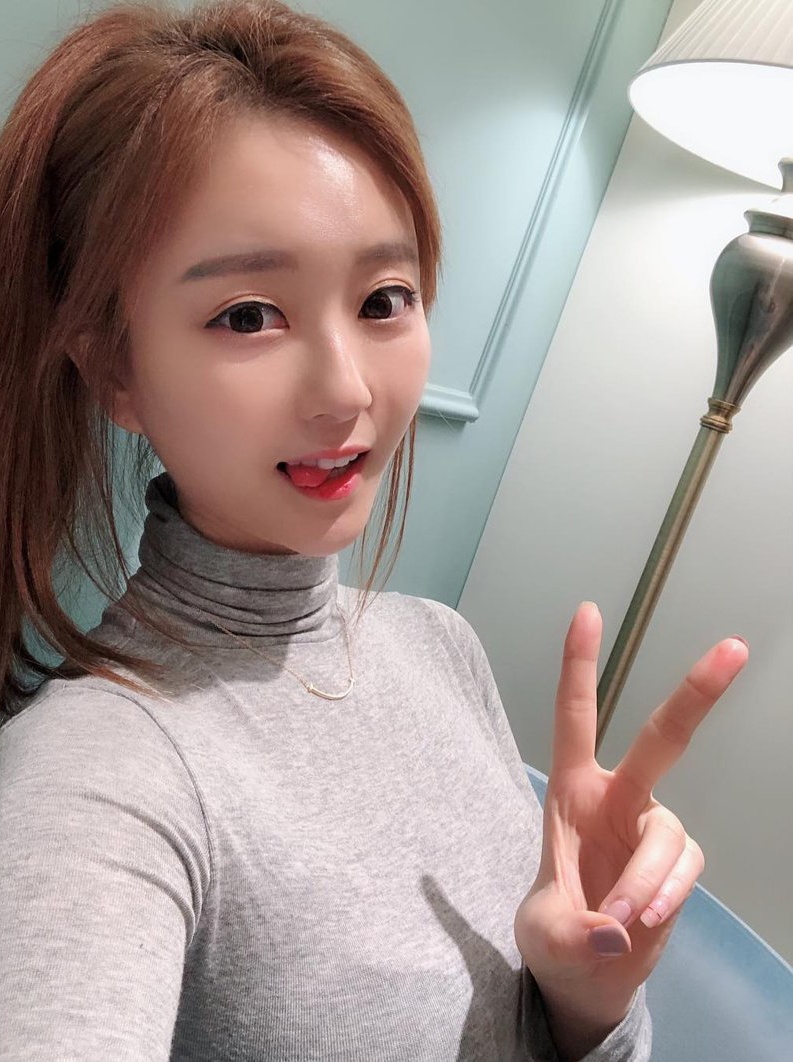 搞笑gif趣图:妹子下次出门麻烦别这样,很容易让人误会