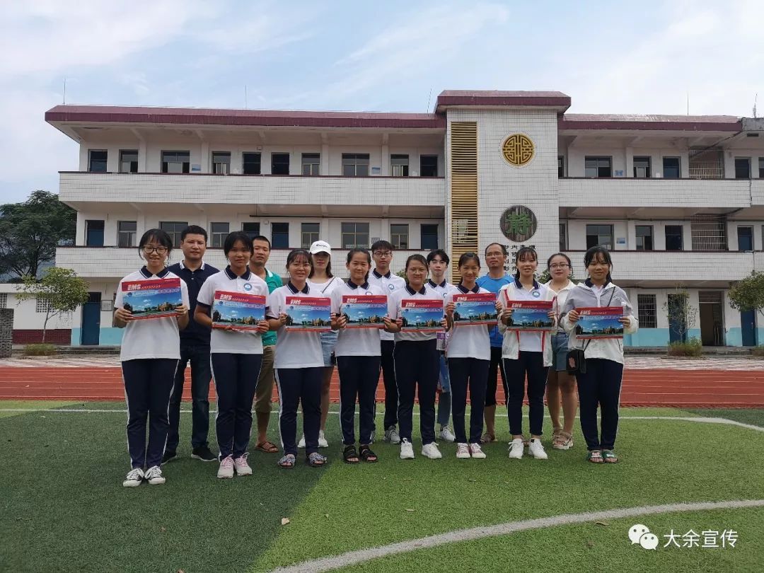 8月21日,吉村中学举行郭益龙奖教基金发放仪式,为该校14名教学成绩