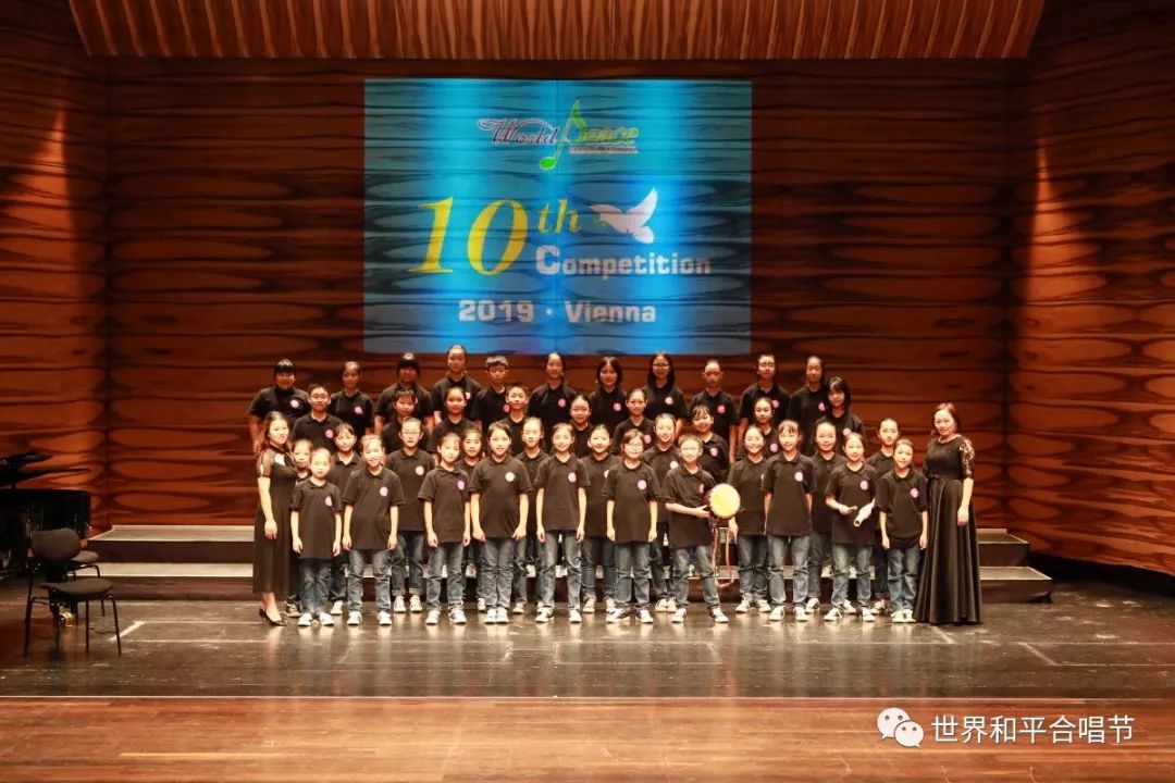 德阳市实验小学校红蜻蜓合唱团穿上哈尼族服装在世界舞台唱响中国旋律