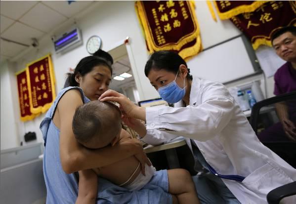                     婆婆一碗粥，把孩子送进医院，给娃选辅食要慎重，大人能吃娃不行