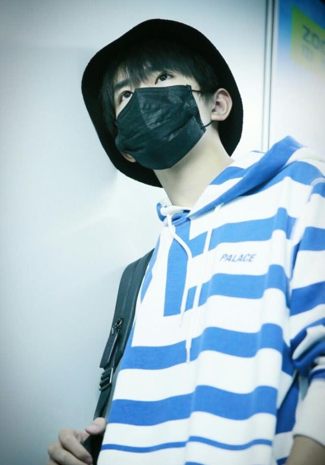 机场偶遇易烊千玺,看到他摆拍的姿势后,网友:这