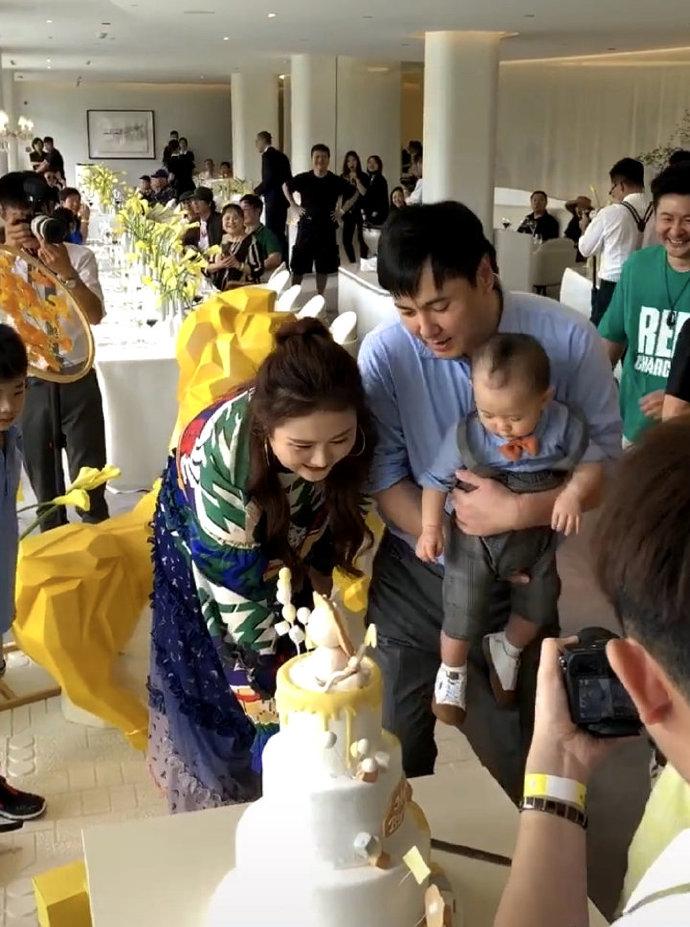 沈腾为儿子办周岁小狮子可爱呆萌老婆王琦发福似贾玲