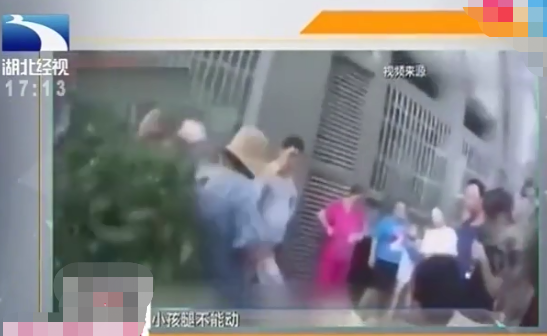 男童从4楼坠下,哭喊:可不可以抱我起来 我疼,让在场的人揪心 男童从4楼坠下,哭喊:可不可以抱我起来 我疼,让在场的人揪心