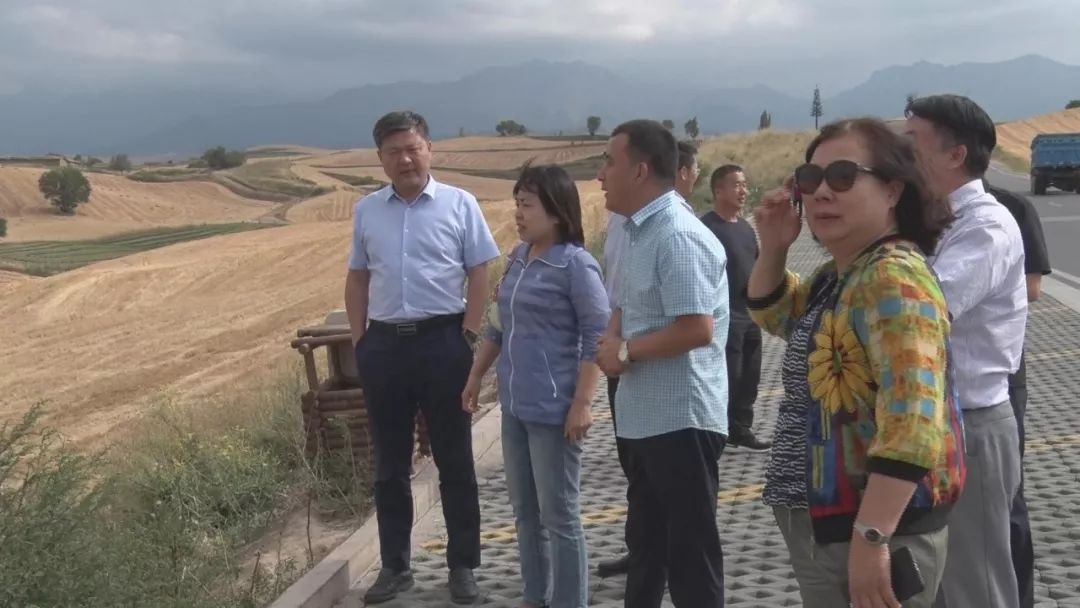 丨 万里洪 8月21日,中国气象局计财司司长谢璞一行来奇台县县调研气象
