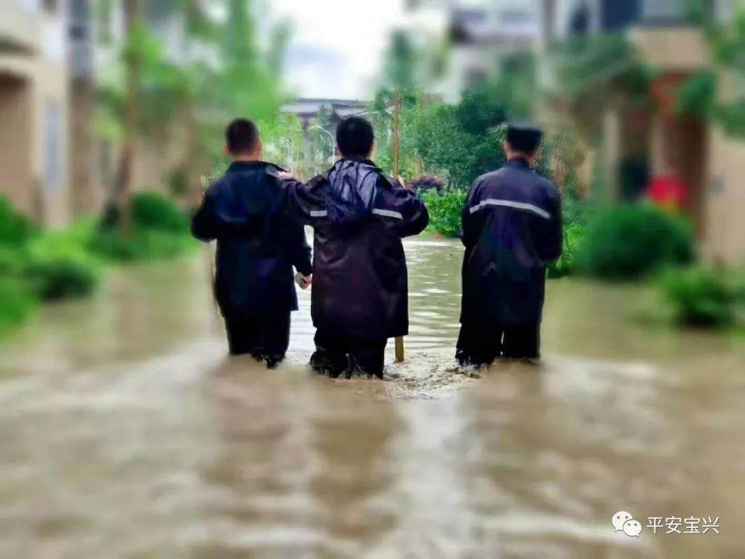 【宝兴暴雨】哪有什么岁月静好,不过是有人替你负重前行!