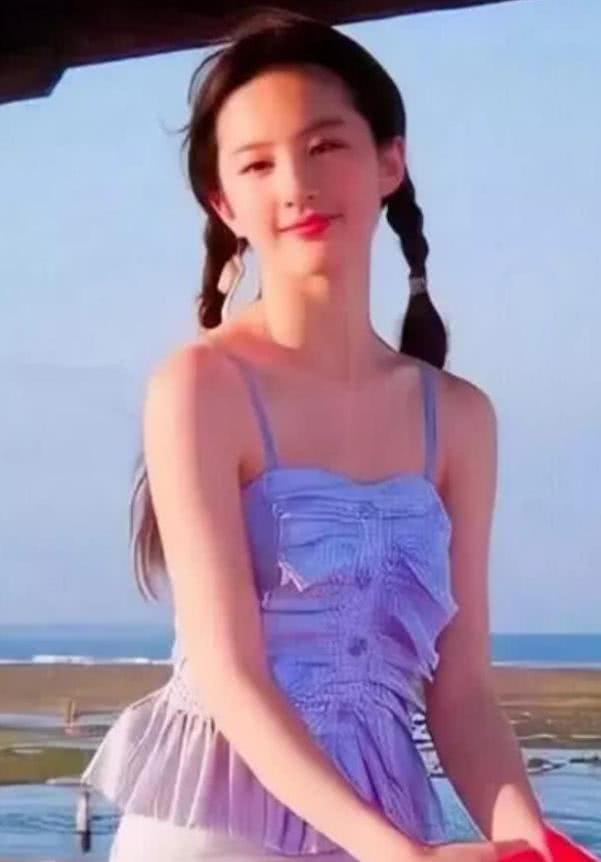 刘亦菲早期"泳衣照"被爆,当她高举双手优雅的那一刻,网友:疯狂截图