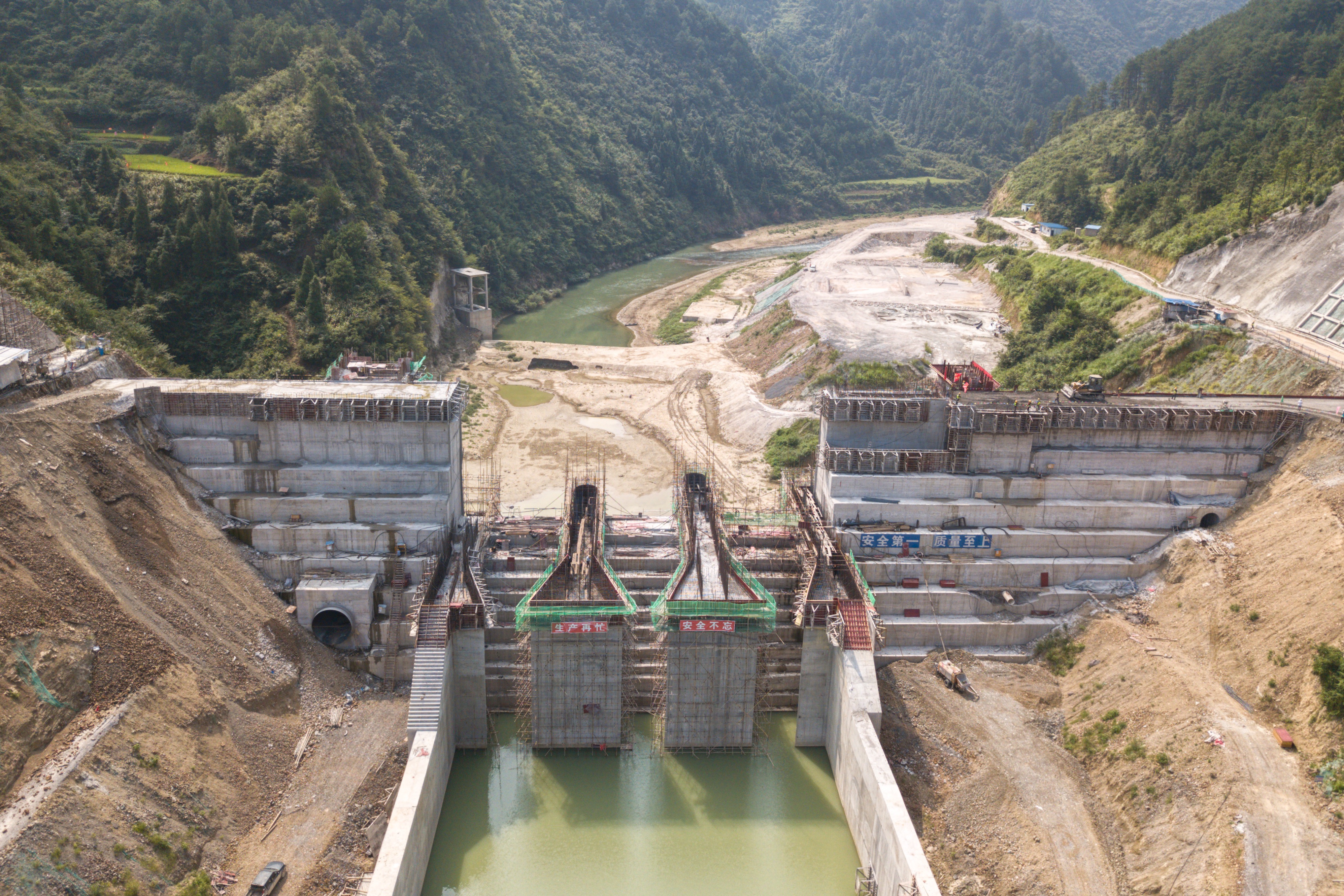 贵州扶贫重点工程空寨水库大坝顺利封顶