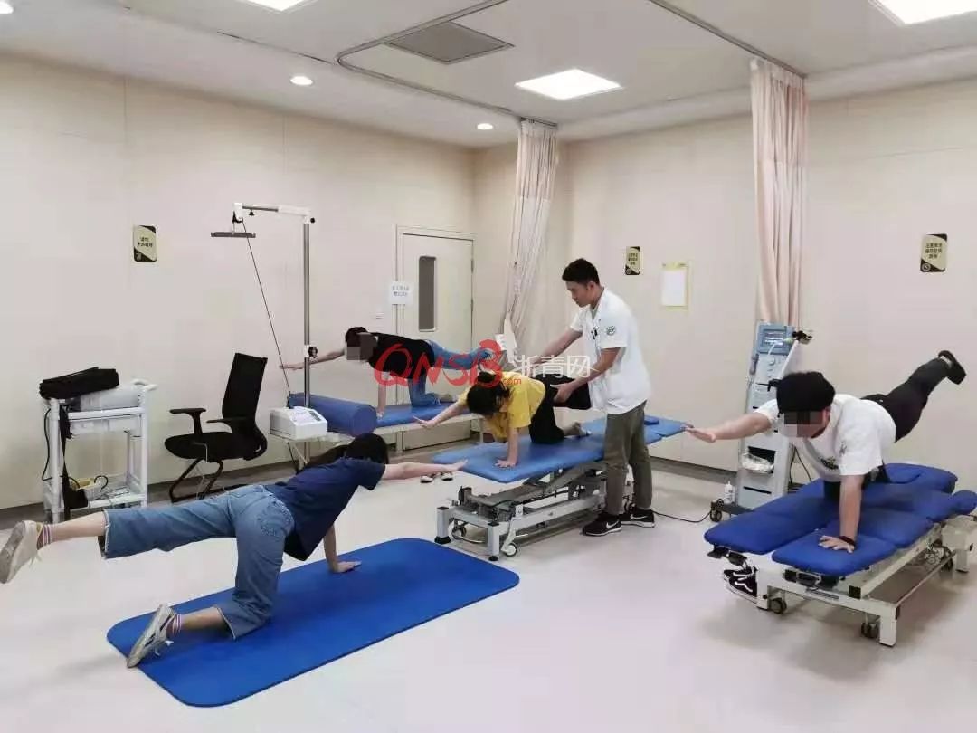                     妈妈急疯！暑假过完杭州10岁男孩突然站不直了！医生：现代孩子十有八九有这问题！