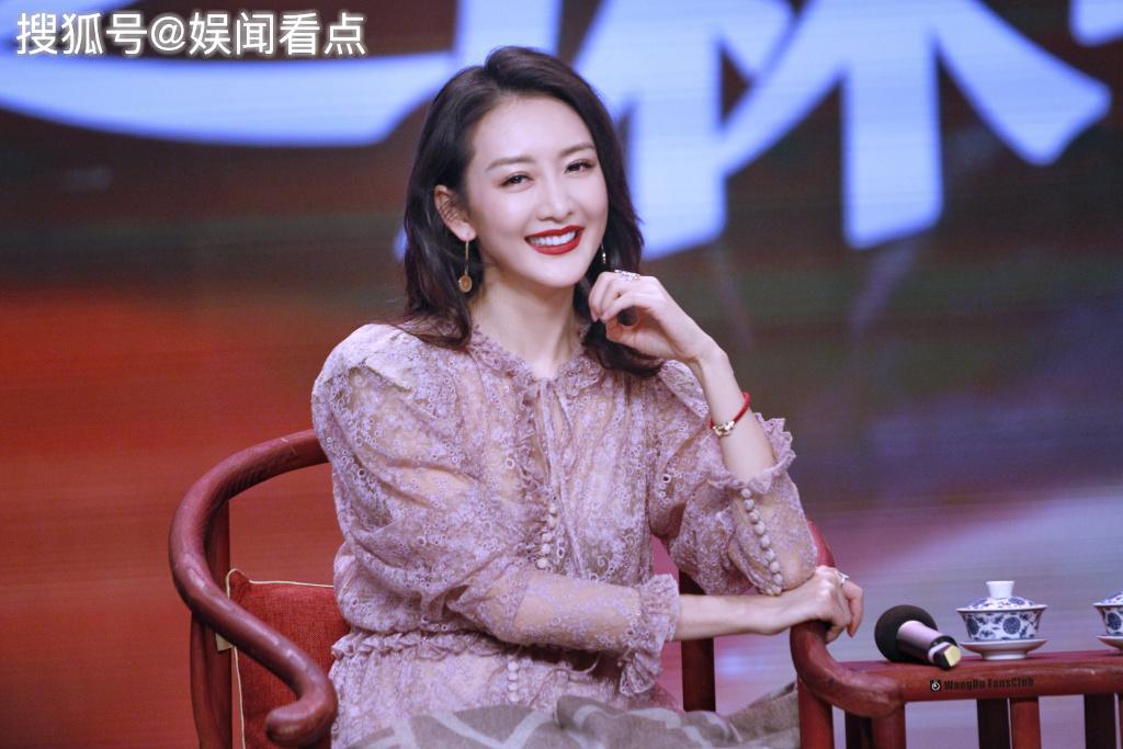 王鸥现身《大戏看北京》录制现场,网友:你笑起来真好看,就像夏天的