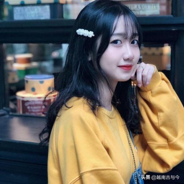 越南女生因证件照太漂亮成网红,拍照只擦一点口红,誉为素颜女神