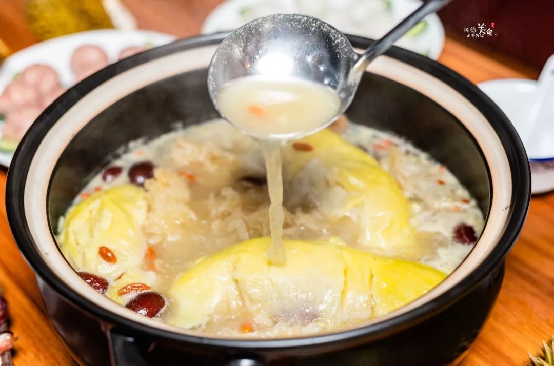 大家都说一个榴莲三只鸡,如果用"果中之王"榴莲煲鸡,担保你补到六亲不