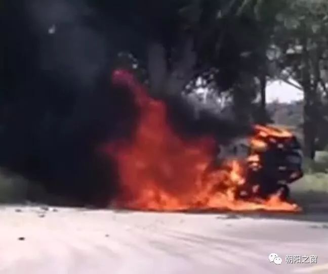 【惨烈车祸】太吓人!朝阳一轿车撞树后起火,瞬间被大火烧光.