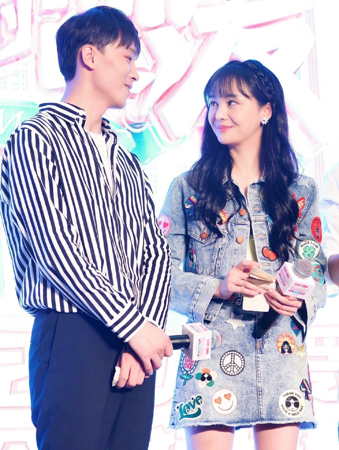 两个人腿绑在一起痛哭猜成语_两个人在一起的图片(2)