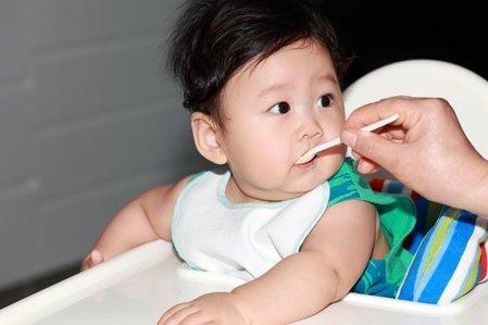                    婆婆一碗粥，把孩子送进医院，给娃选辅食要慎重，大人能吃娃不行