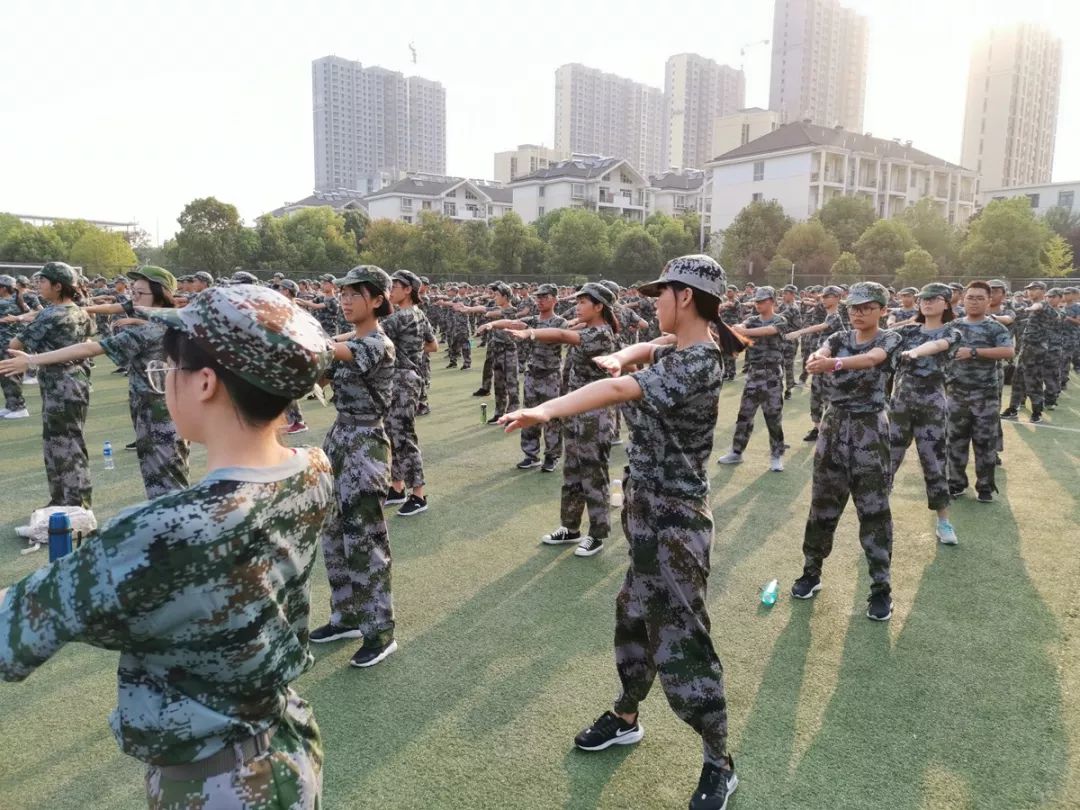 巾帼男儿各显志—中加2019新生军训百淬成钢(高中组)_训练