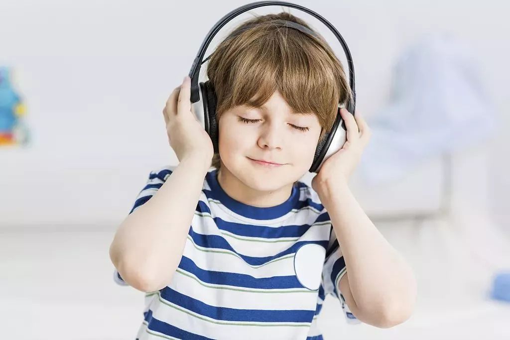 小孩戴耳机听歌好不好