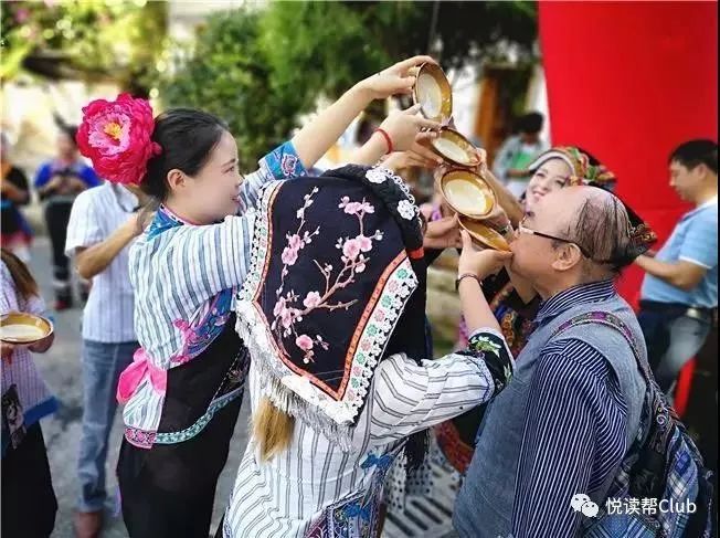 侗族的"祭萨",水族的"过端","过卯",彝族的"火把节",布依族的"三月三"